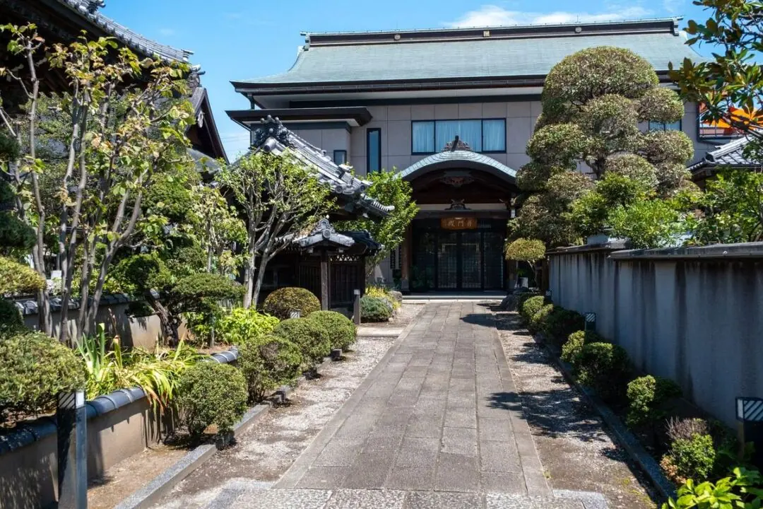 平等寺の参道から見た本堂