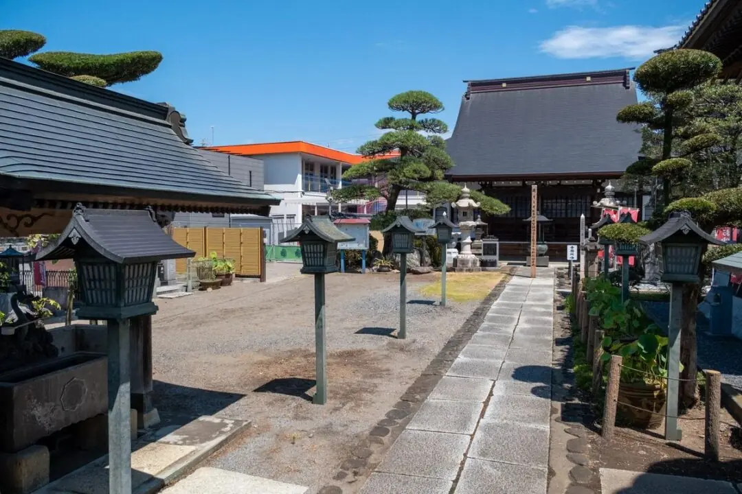 平等寺の本堂へ続く参道