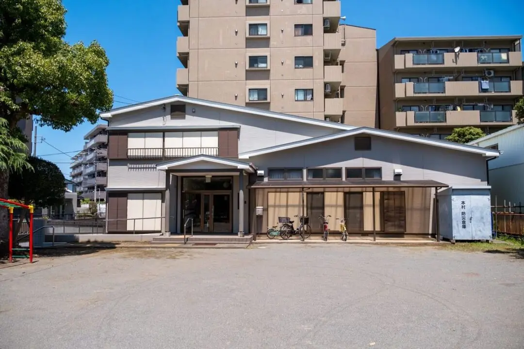 本村会館の建物の全景