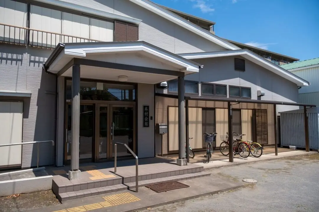 本村会館の側面から見た外観