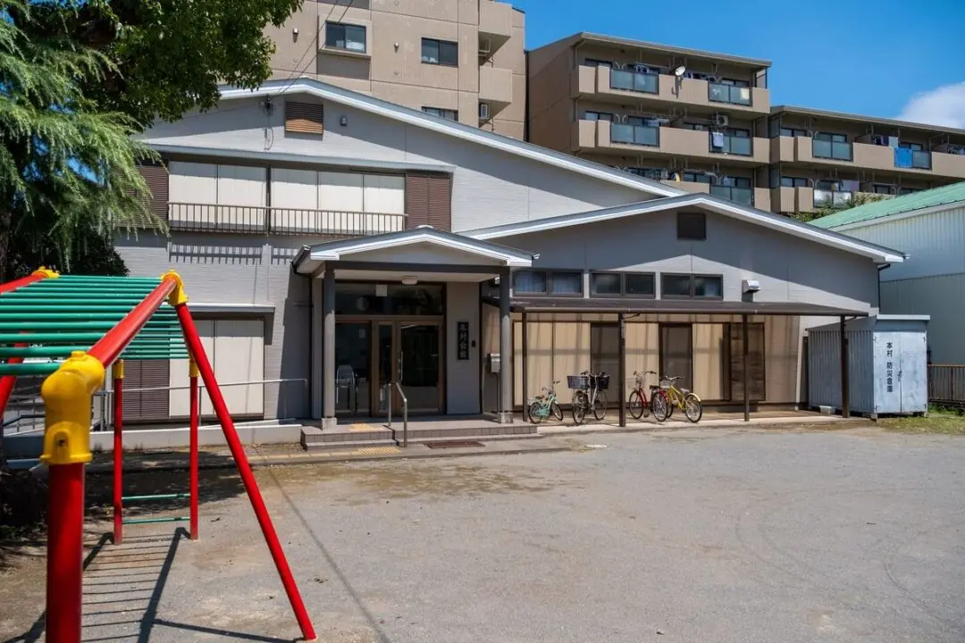 本村会館の隣接する児童遊園から
