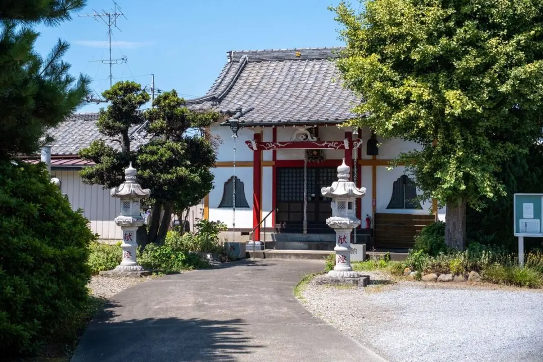 慈眼寺の参道から見た山門