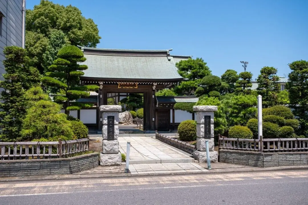 海禅寺の通りから見た境内