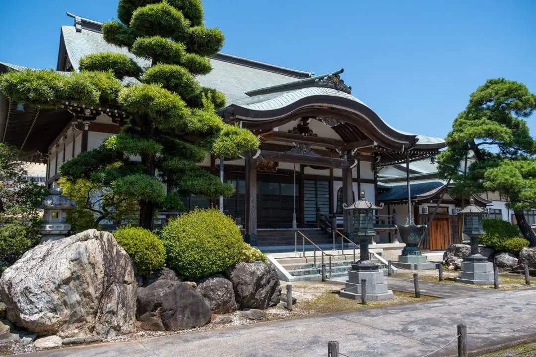 海禅寺の庭園と本堂