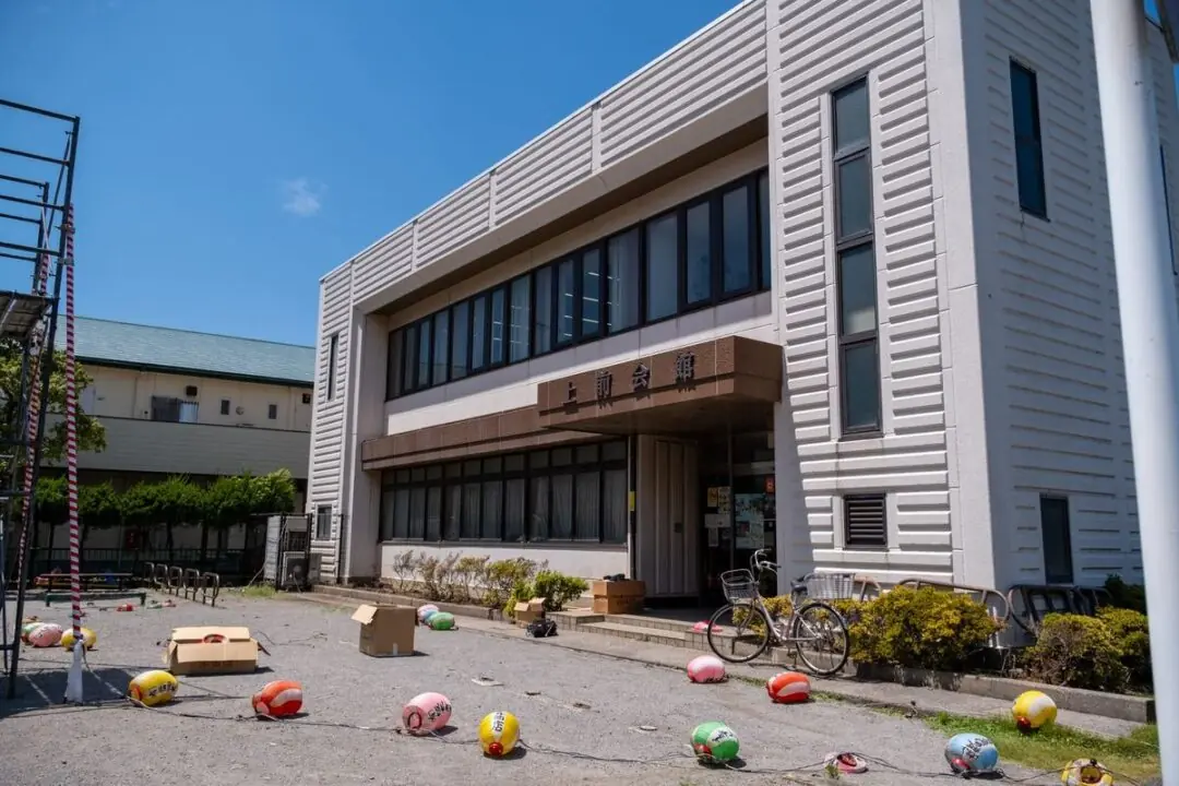 上前会館の建物の全景