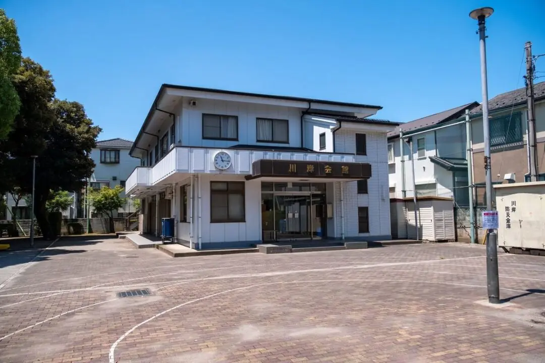 川岸会館の前面の広場から