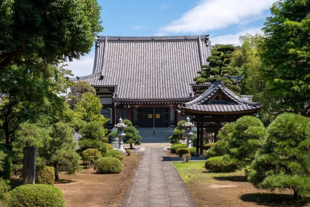 妙顕寺の本堂へ続く参道