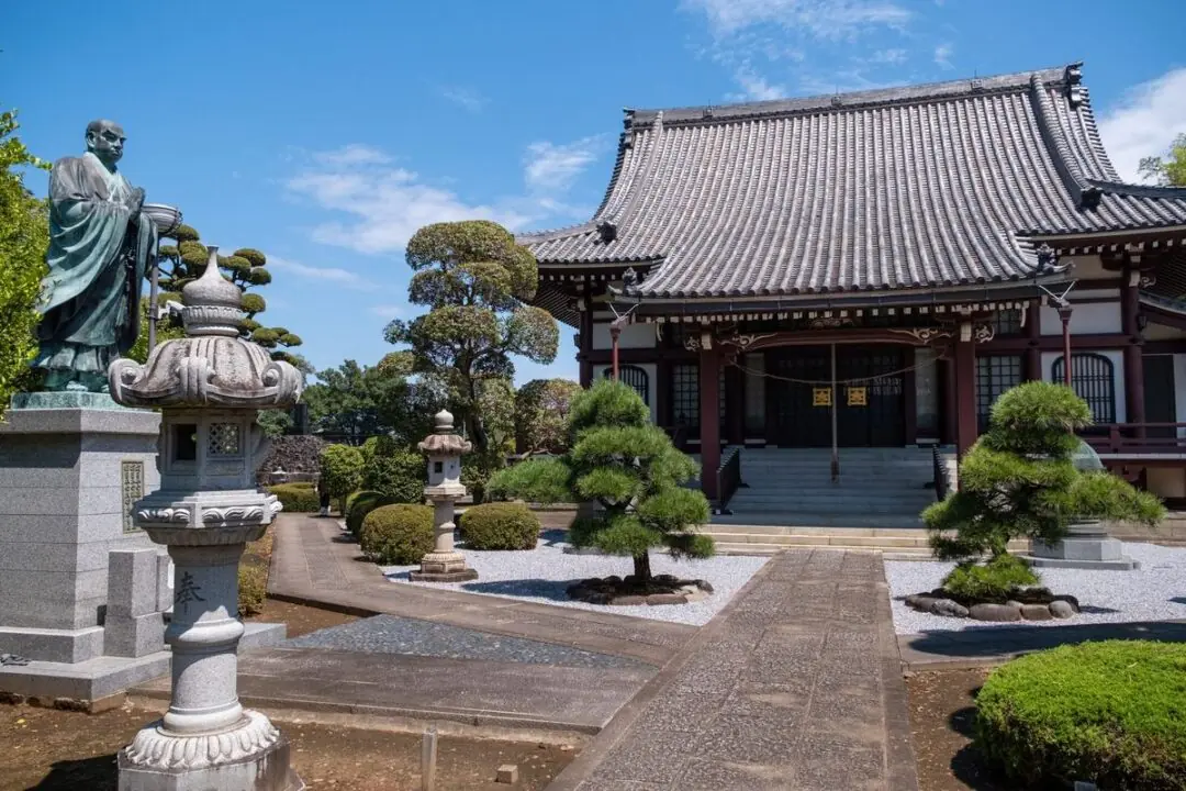 妙顕寺の日蓮聖人像と本堂