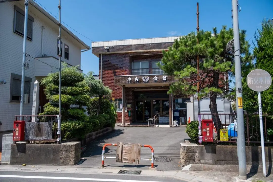 沖内会館の前面の道路と入口