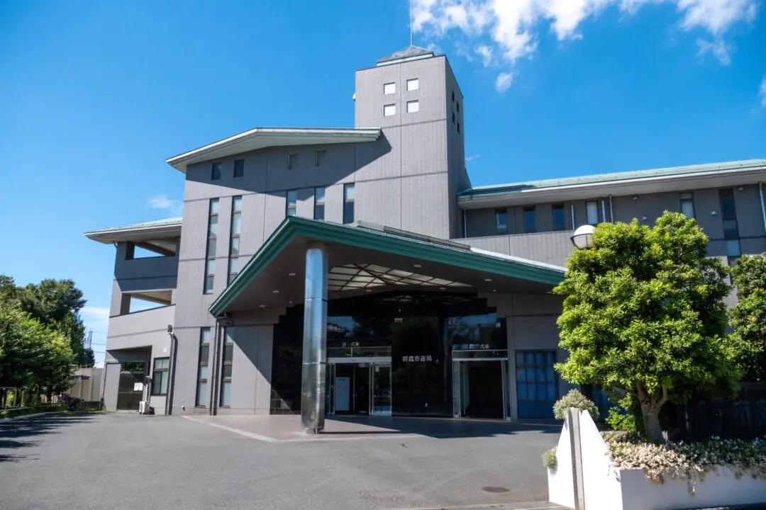 朝霞市斎場の玄関