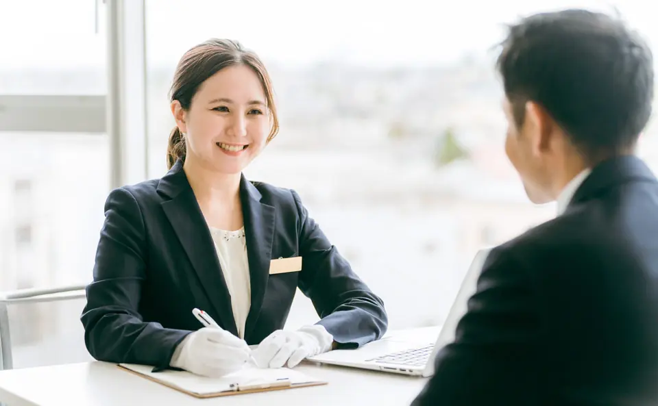葬儀社のスタッフが事前相談を受けている様子