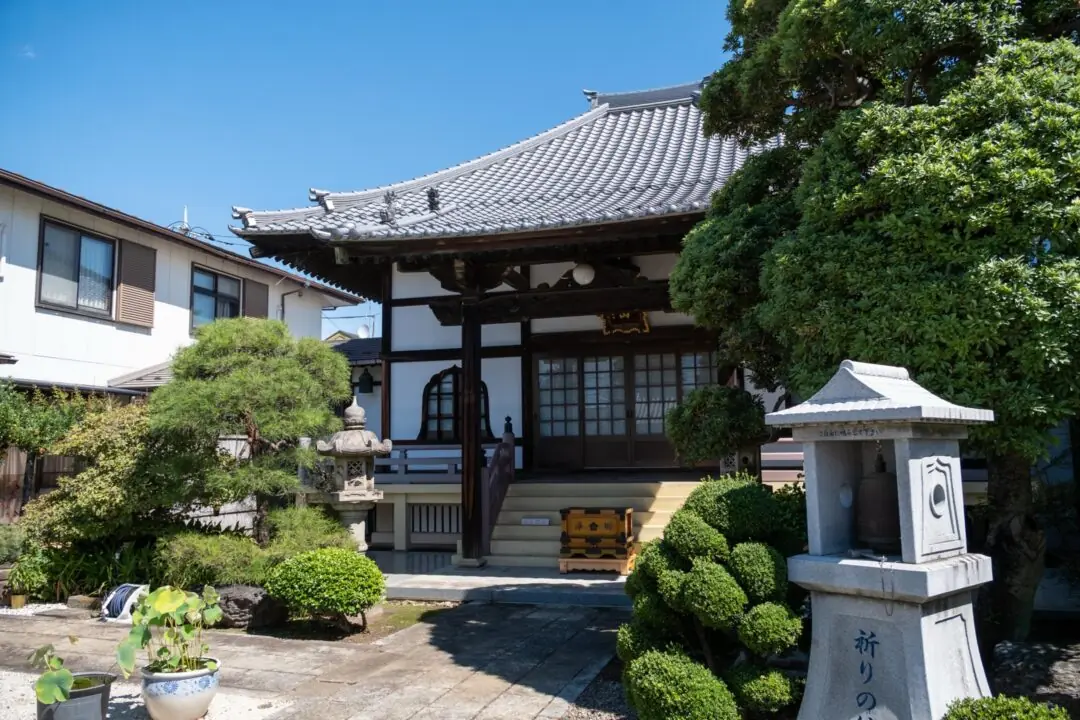 宝蔵寺の本堂と石灯籠