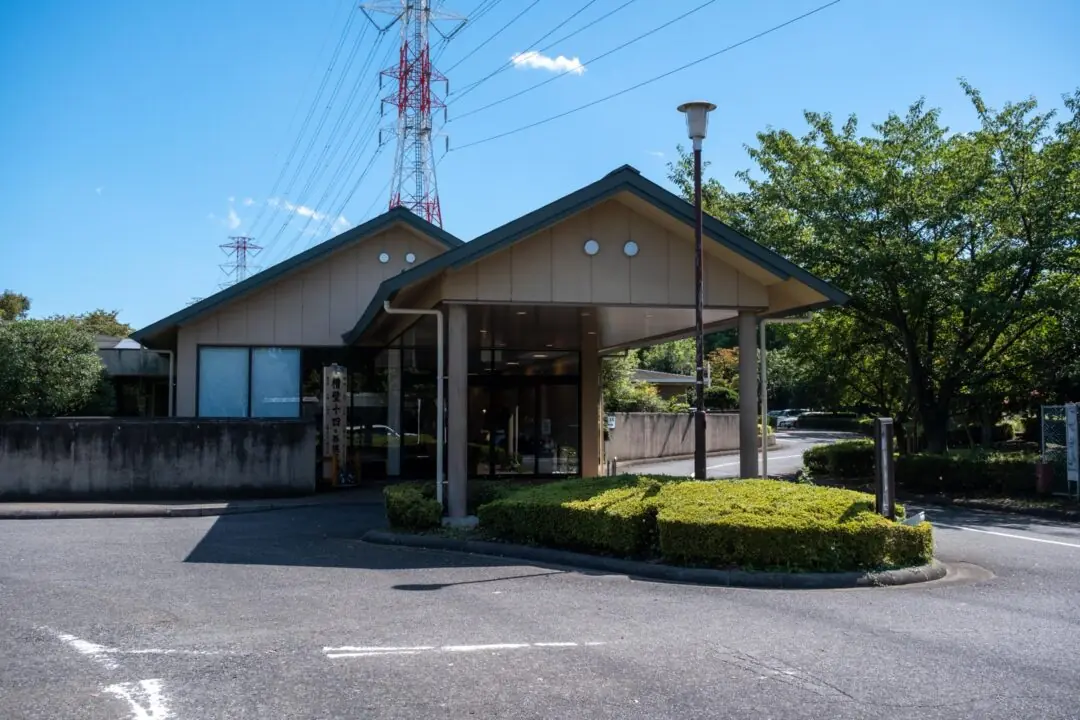 新座市営墓園 斎場の建物の全景