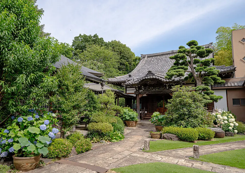 龍福寺会館の境内と本堂