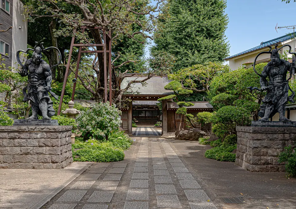 西光院会館の仁王像のある参道