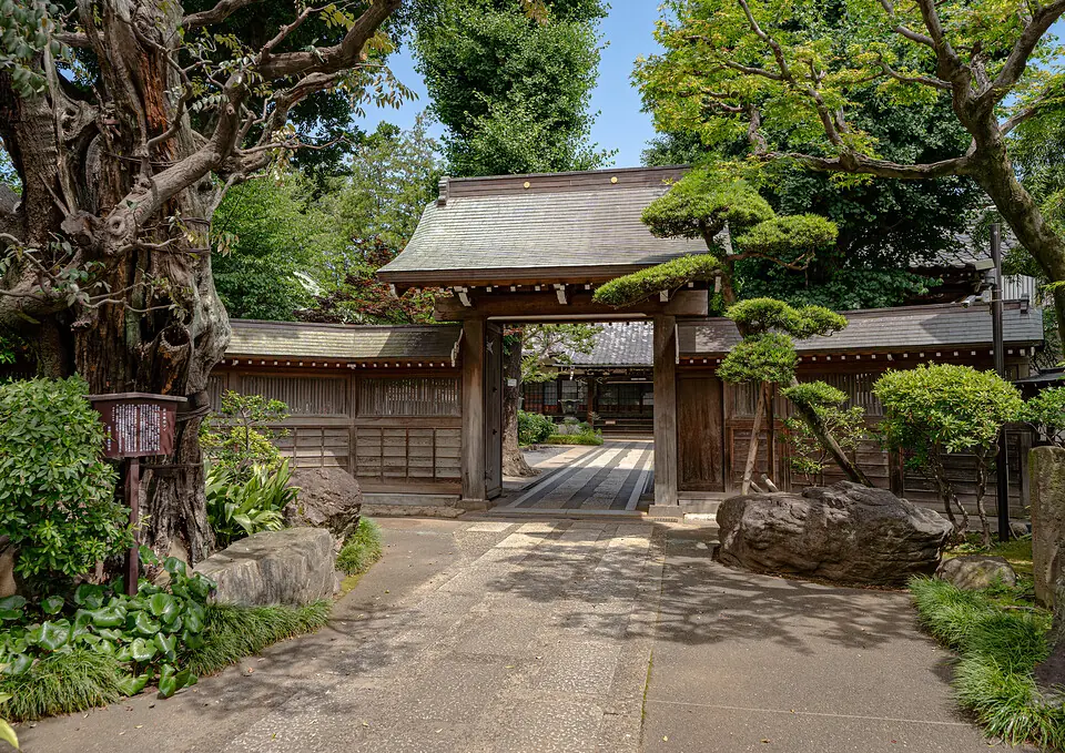 西光院会館の西光院の山門