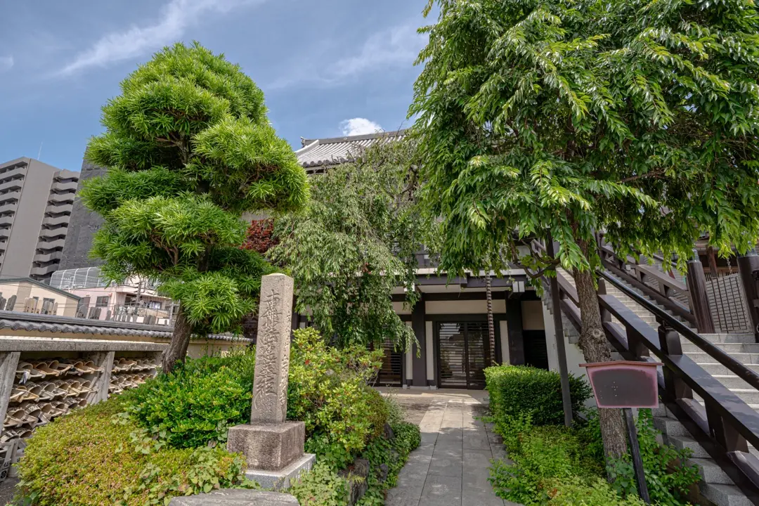 宗仙寺会館の境内の参道