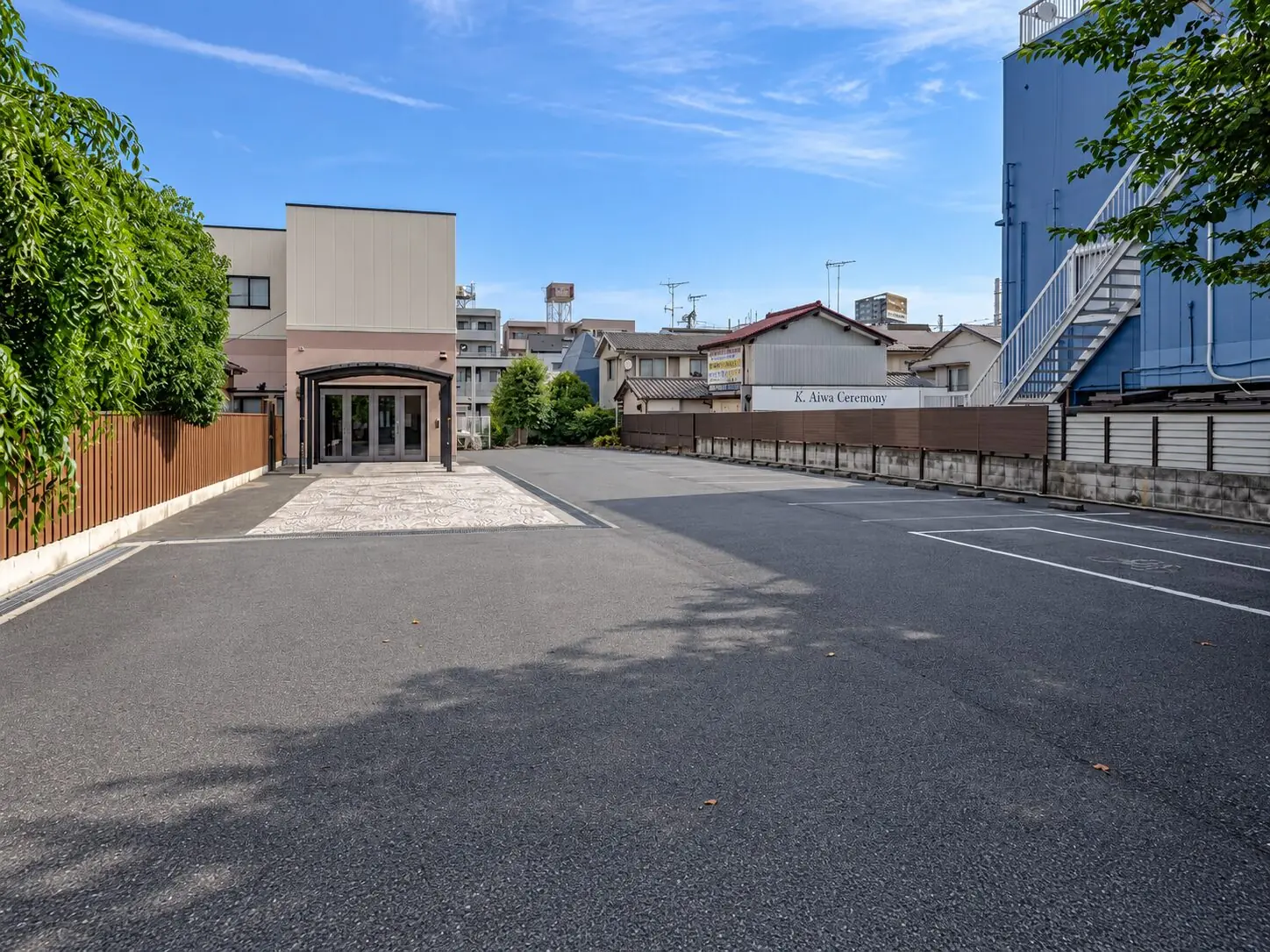 蓮根レインボーホールのイメージ写真(駐車場とホールの入口)