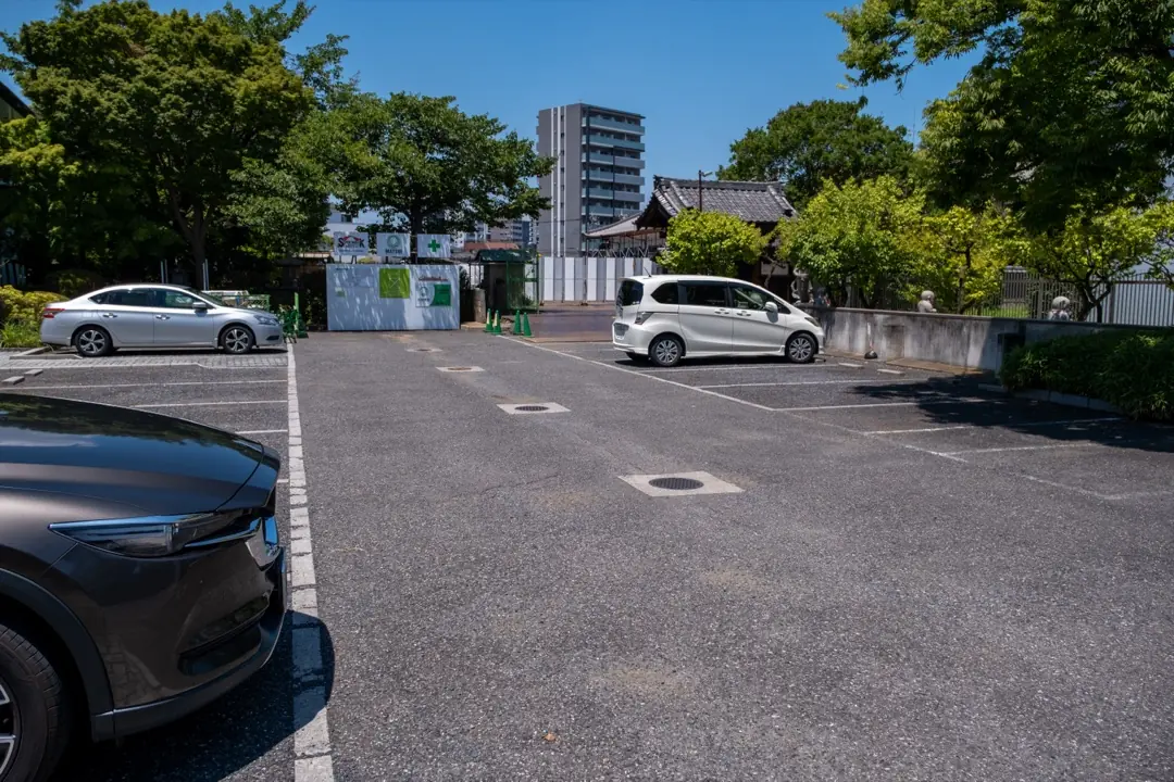 宝樹院会館の境内の駐車場