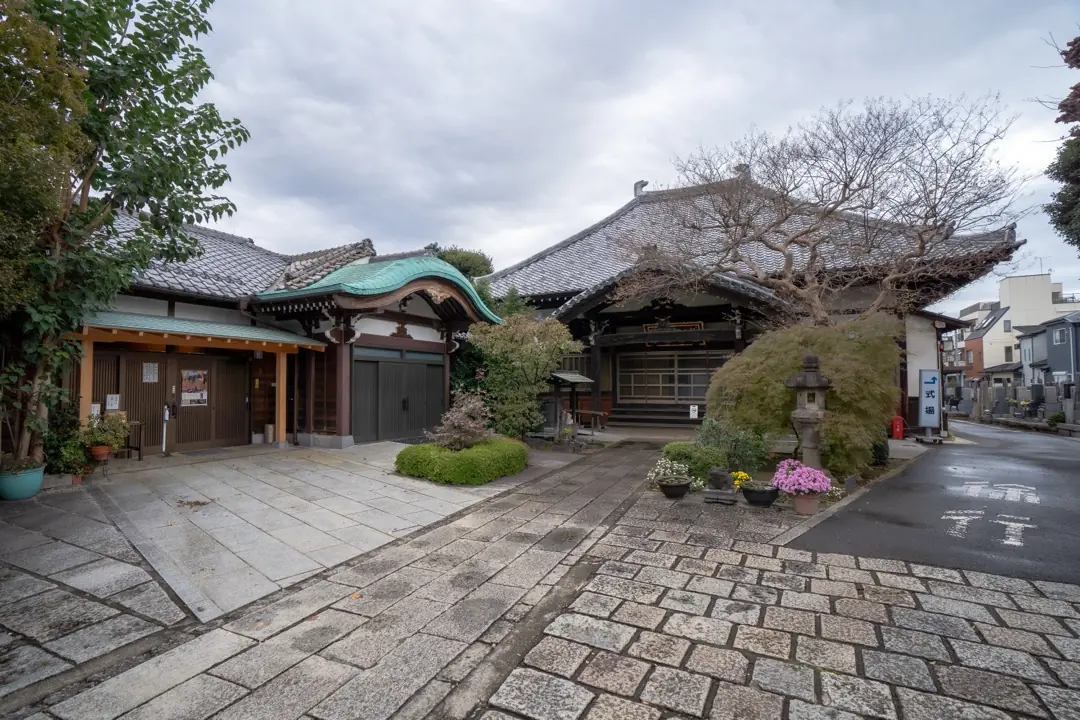城官寺会館の境内と本堂