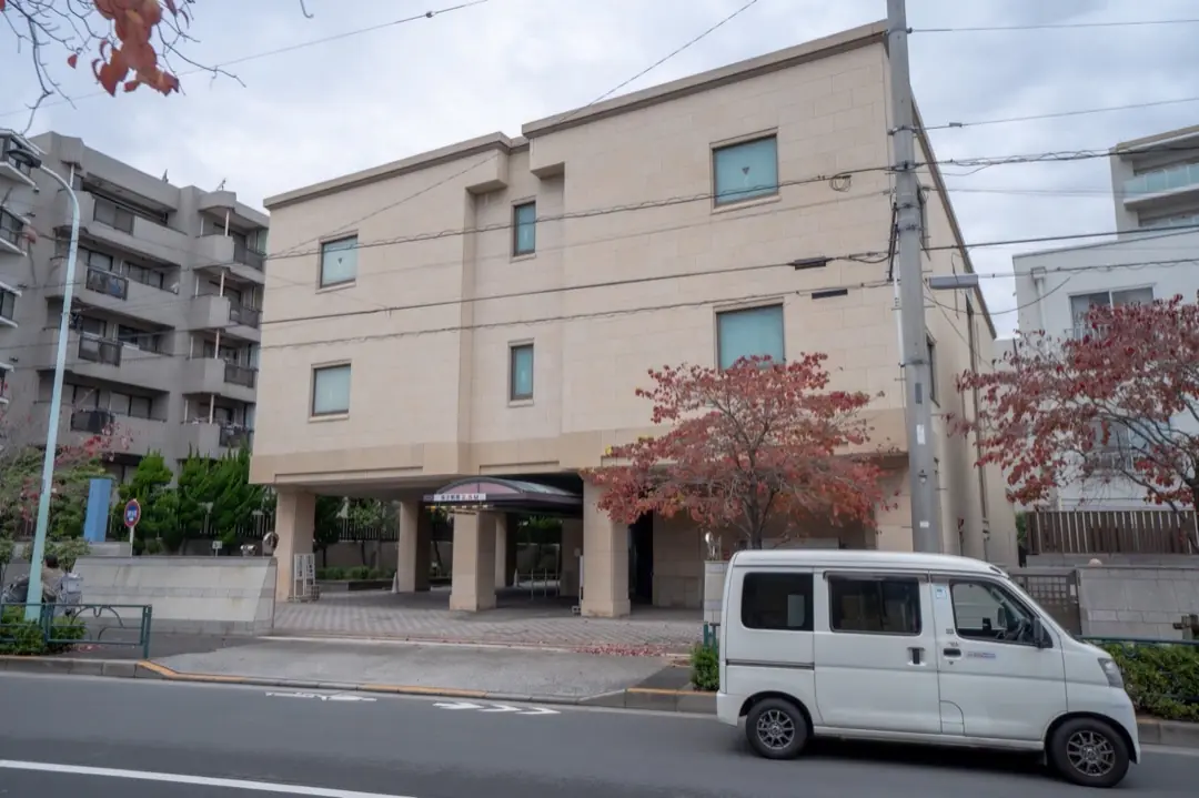 北区セレモニーホールの道路から見た正面