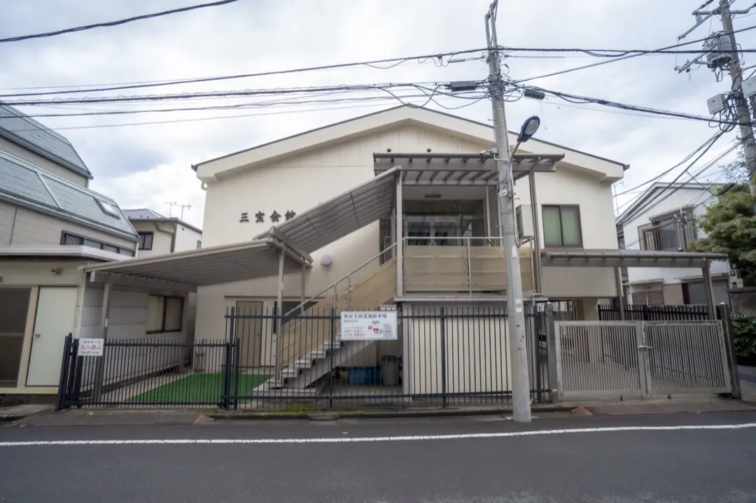無量寺 三宝会館の前の道から見た会館