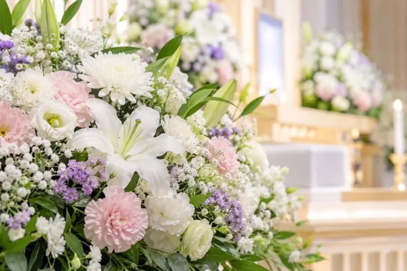白とやわらかな色合いの花でつくった花祭壇