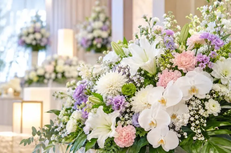 白とやわらかな色合いの花でつくった花祭壇
