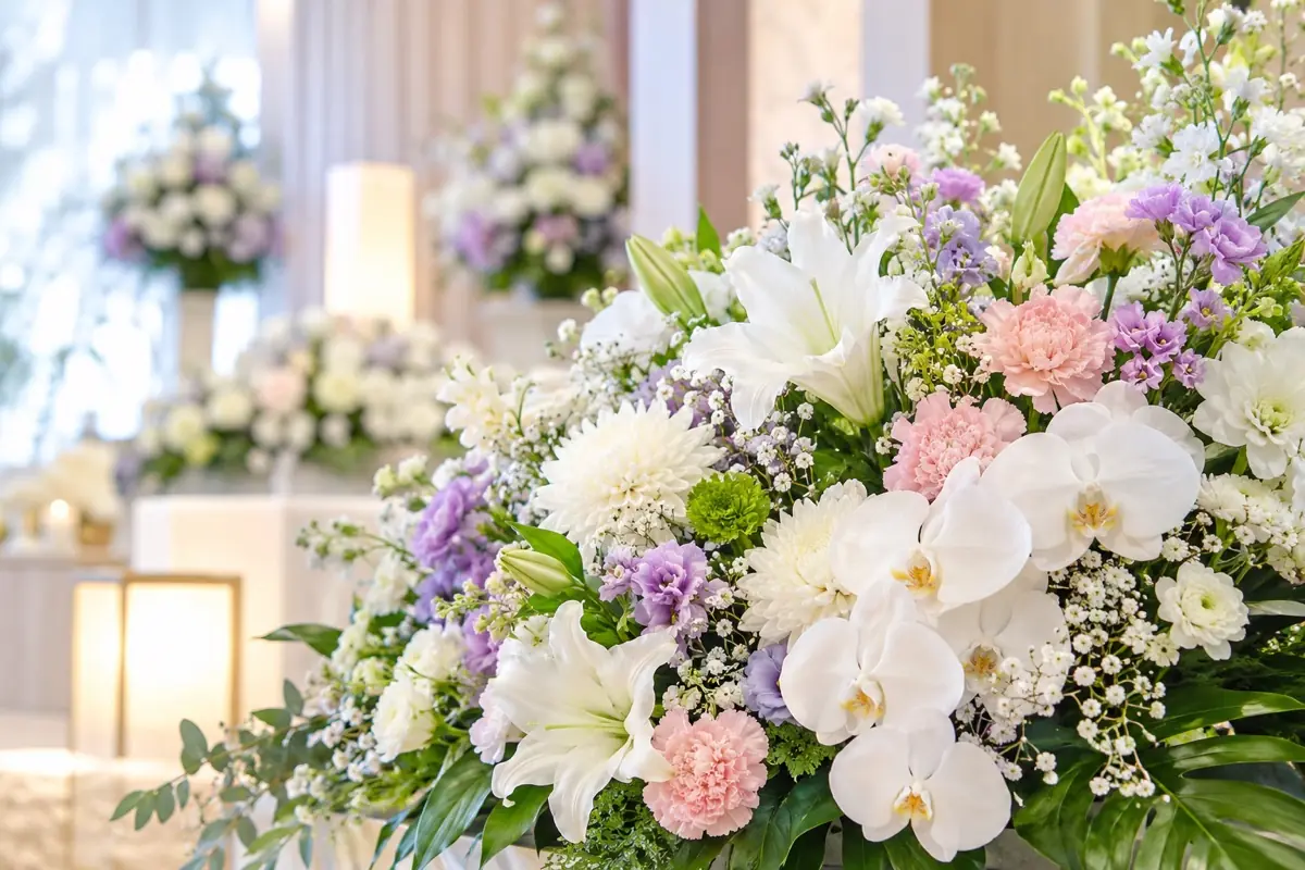 白とやわらかな色合いの花でつくった花祭壇
