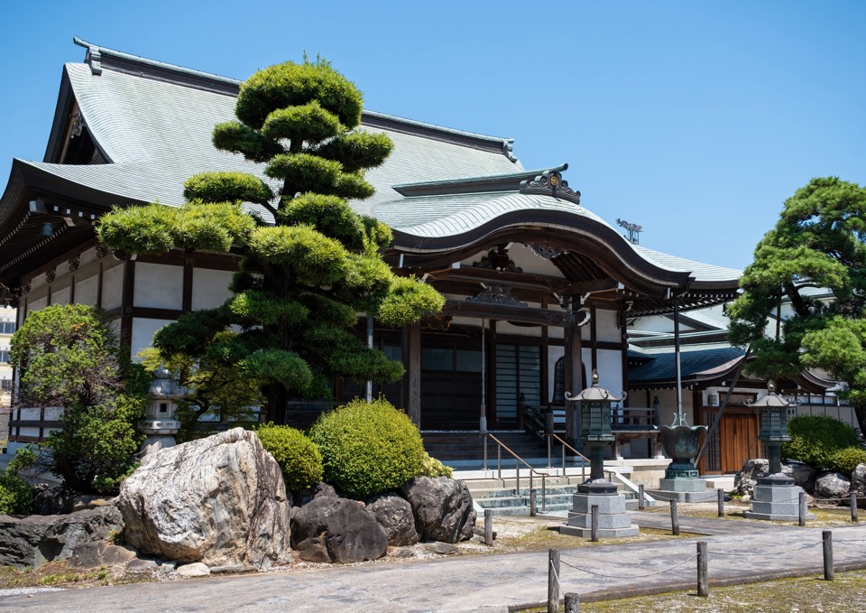 海禅寺 本堂と庭