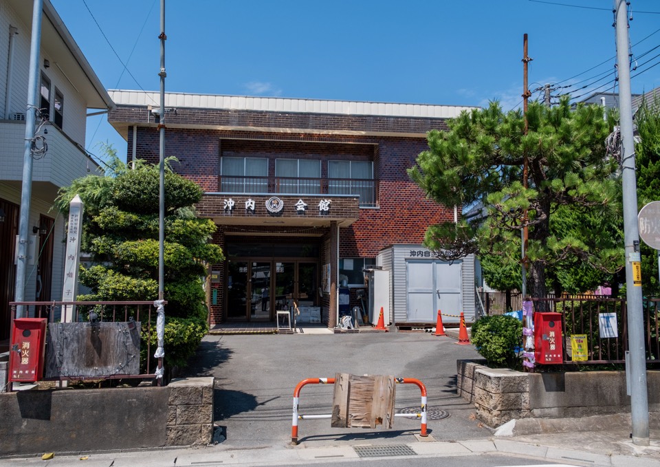 沖内会館 通りから